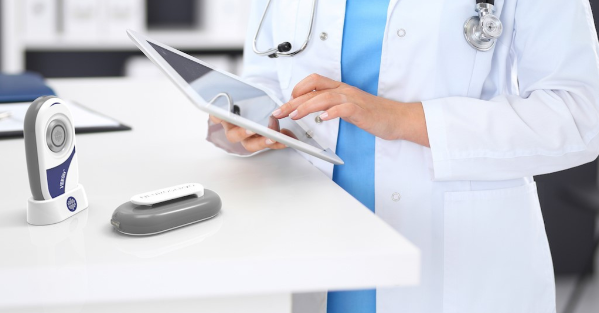 Le produit de NeuroServo, VEEGix, séposé sur le bureau du médecin